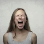 Εφηβική επιθετικότητα: Σημάδια που δεν πρέπει να αγνοήσουν οι γονείς.